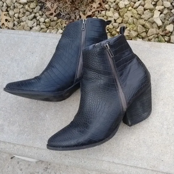 Coconuts by Matisse Black Marga Textured Bootie size 9.5