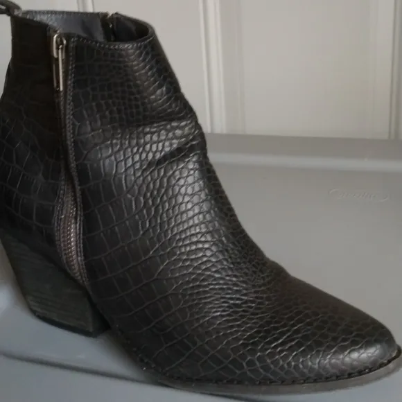 Coconuts by Matisse Black Marga Textured Bootie size 9.5
