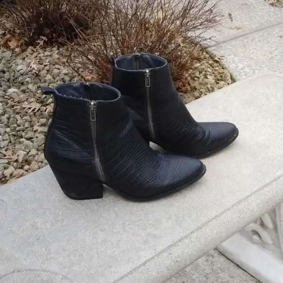 Coconuts by Matisse Black Marga Textured Bootie size 9.5