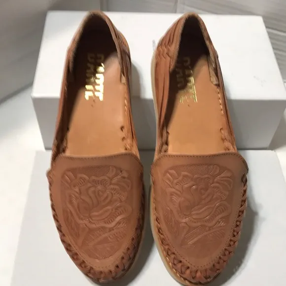D’ARTE Mexican huaraches leather flats made in Mexico. NWOT