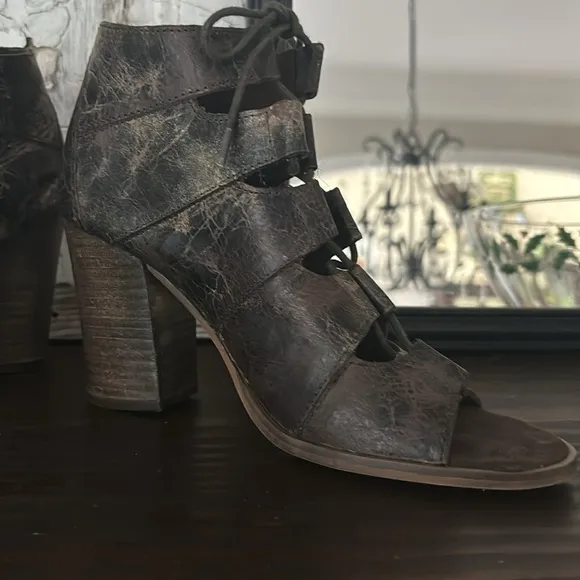 DIBA True “Trendee” Distressed Gladiator Leather Lace-Up Sandals Womens Sz 8 EUC