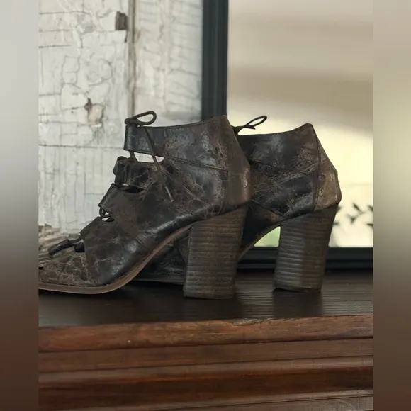 DIBA True “Trendee” Distressed Gladiator Leather Lace-Up Sandals Womens Sz 8 EUC