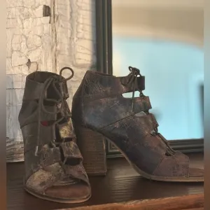 DIBA True “Trendee” Distressed Gladiator Leather Lace-Up Sandals Womens Sz 8 EUC