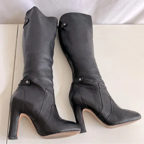 Dolce Vita Black Leather Back Exposed Zipper Tall Heeled Boots.  Size 8