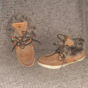 DOLFIE-LOUIS-High Top Moccasins-Caramel Suede-Shearling Lined-Sz 39-Excellent
