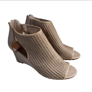 DONALD J. PLINER - SIZE 9 - BEIGE LEATHER WEDGE PEEP TOE SANDAL - BACK ZIP S6