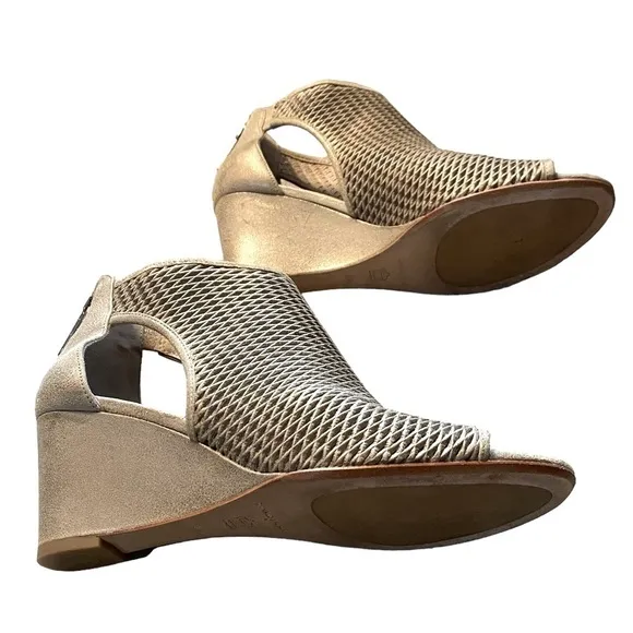 DONALD J. PLINER - SIZE 9 - BEIGE LEATHER WEDGE PEEP TOE SANDAL - BACK ZIP S6