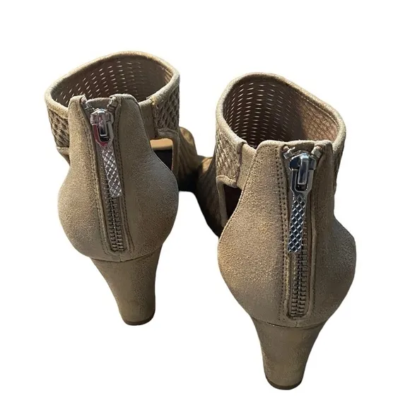DONALD J. PLINER - SIZE 9 - BEIGE LEATHER WEDGE PEEP TOE SANDAL - BACK ZIP S6