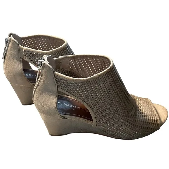 DONALD J. PLINER - SIZE 9 - BEIGE LEATHER WEDGE PEEP TOE SANDAL - BACK ZIP S6