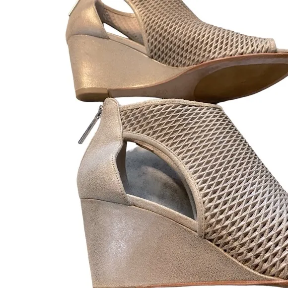 DONALD J. PLINER - SIZE 9 - BEIGE LEATHER WEDGE PEEP TOE SANDAL - BACK ZIP S6