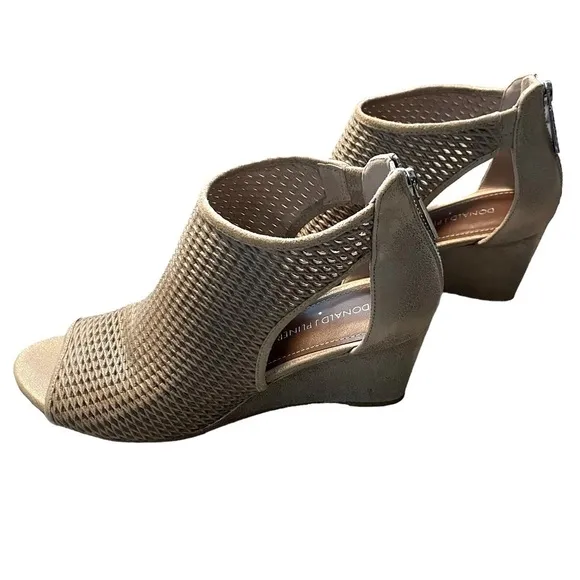 DONALD J. PLINER - SIZE 9 - BEIGE LEATHER WEDGE PEEP TOE SANDAL - BACK ZIP S6