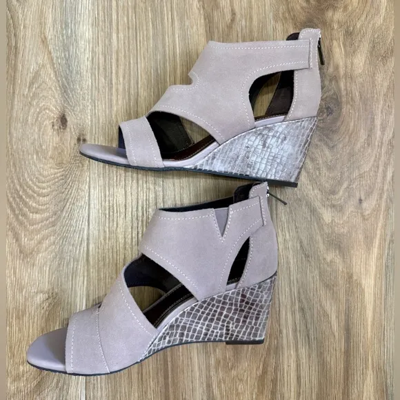 Donald Pliner Panya Cut Out Wedge Sandals Size 8 M LNC