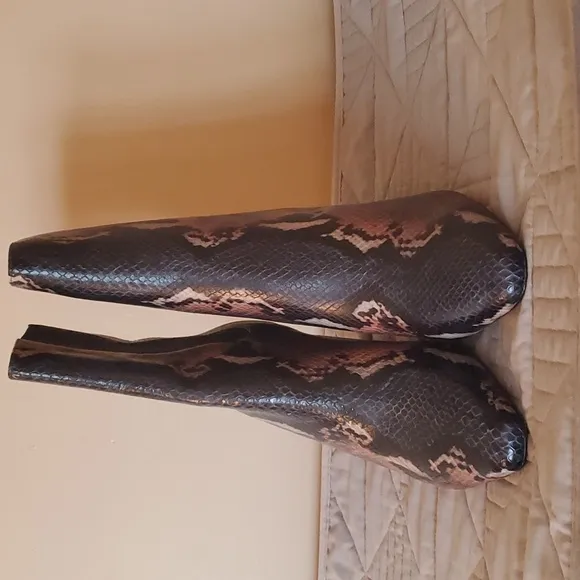 Donald pliner womans leather boots size 10.blue / brown snakeprint.