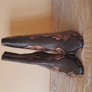 Donald pliner womans leather boots size 10.blue / brown snakeprint.