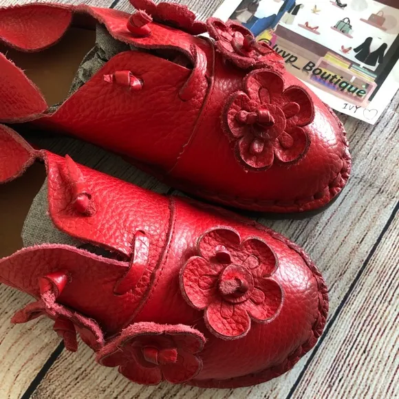 Dotted Flower Hand-stitched Leather Flats