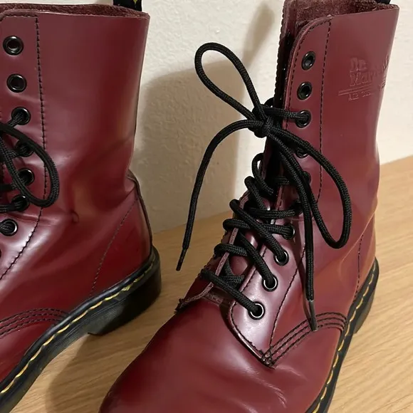 Dr. Doc Martens 1460 SMOOTH LEATHER LACE UP BOOTS size Women’s 6 US