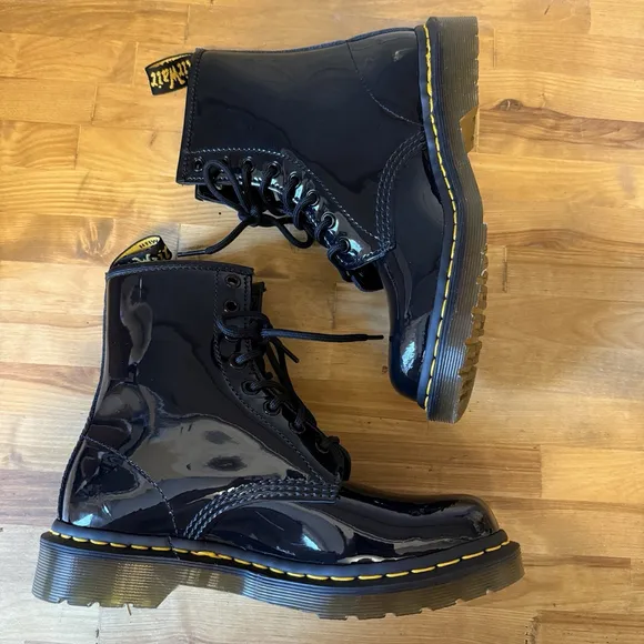 Dr Martens 11821 Black Patent Leather Combat Boots Women’s Size 7 NWOB READ