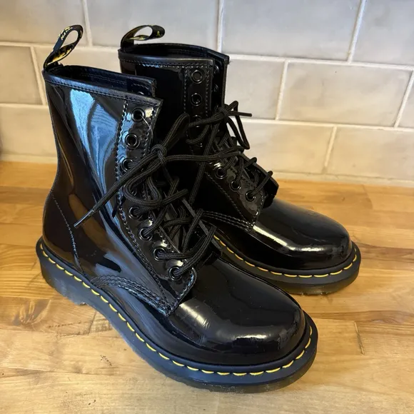 Dr Martens 11821 Black Patent Leather Combat Boots Women’s Size 7 NWOB READ