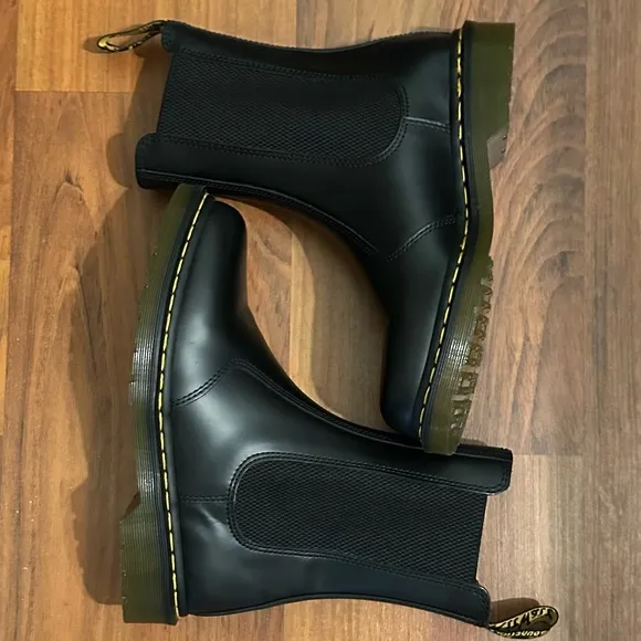 Dr Martens 2976 Hi flat Chelsea boot