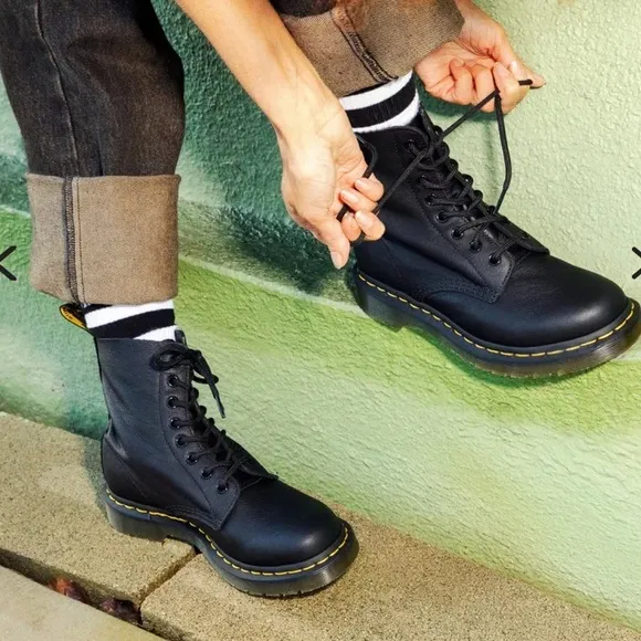 Dr Martens Pascal Virginia Lace Up Boots Soft Black Pebbled Leather Womens 7