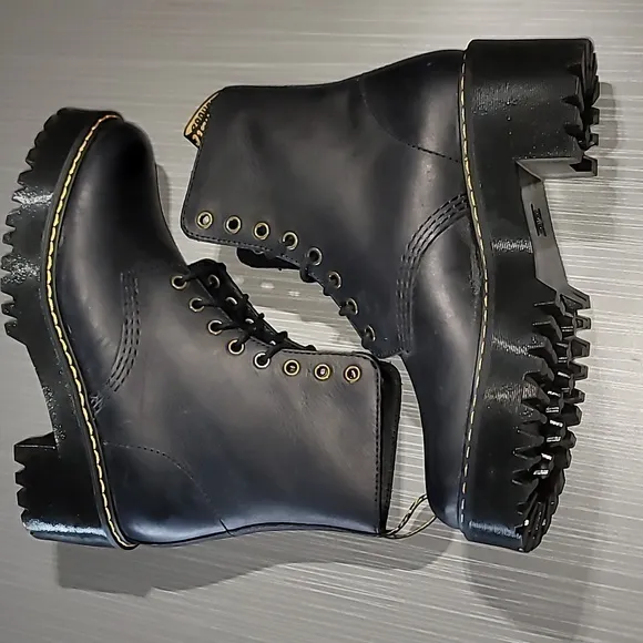DR. MARTENS Shriver Hi Black Wyoming Leather Platform Boots Women's‎ 8 NWOT