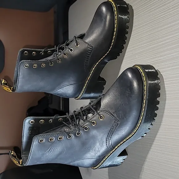 DR. MARTENS Shriver Hi Black Wyoming Leather Platform Boots Women's‎ 8 NWOT