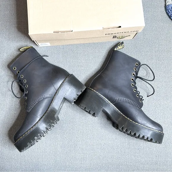 DR. MARTENS | Shriver Hi Women’s Wyoming Leather Heeled Boots 7 Black