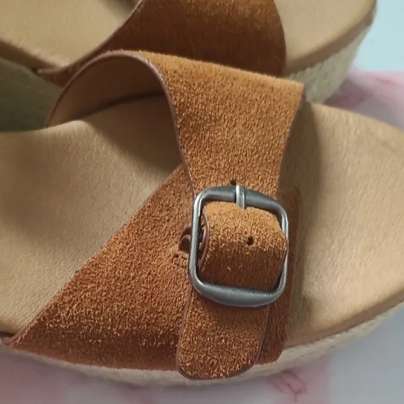 EUC Lucky Brand Naveah Caramel Wedge Sandals Sz 8.5M