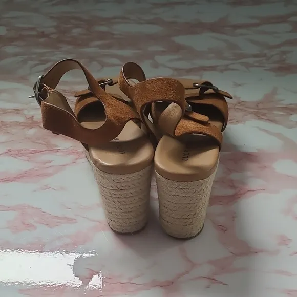 EUC Lucky Brand Naveah Caramel Wedge Sandals Sz 8.5M