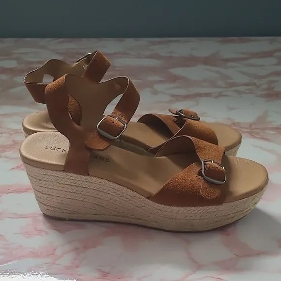 EUC Lucky Brand Naveah Caramel Wedge Sandals Sz 8.5M