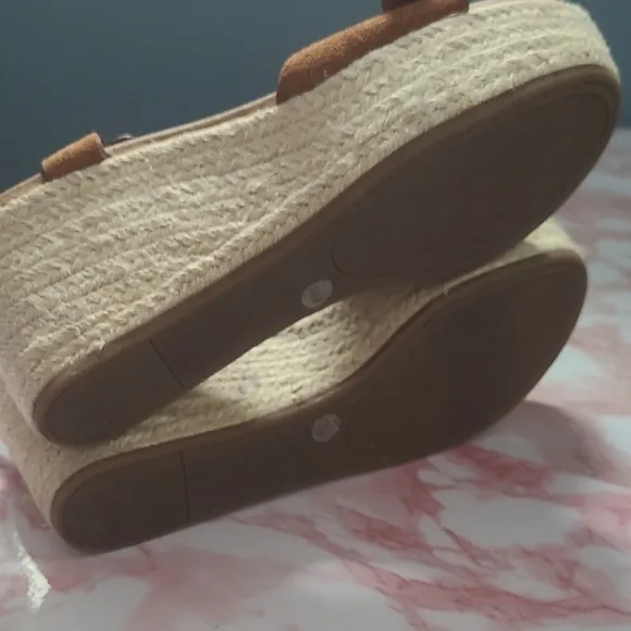 EUC Lucky Brand Naveah Caramel Wedge Sandals Sz 8.5M