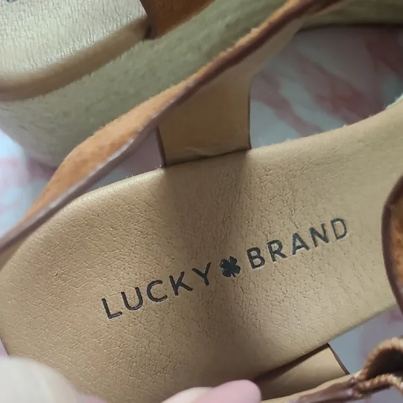 EUC Lucky Brand Naveah Caramel Wedge Sandals Sz 8.5M