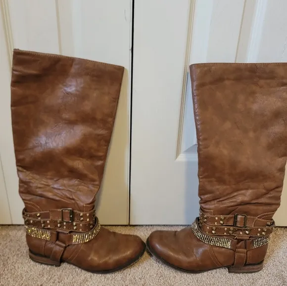 EUC Not Rated brand Rhinestone/Buckle/Grommet Tall Boots Size 9