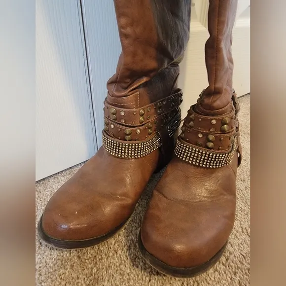 EUC Not Rated brand Rhinestone/Buckle/Grommet Tall Boots Size 9