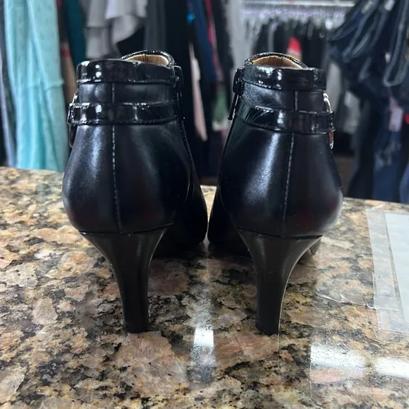 Euro Soft Black Leather Ankle Booties by Sofft Size 5m