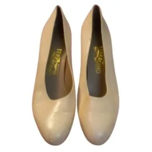 Ferragamo Size 9 AA Beige Leather Pumps Wooden Heels Womens Shoes Vintage