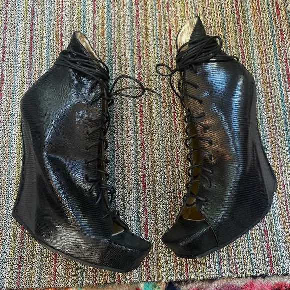 Fluevog LIKE NEW The LA Mulholland black Cairo lace-up wedge corset shoe -9.5/10