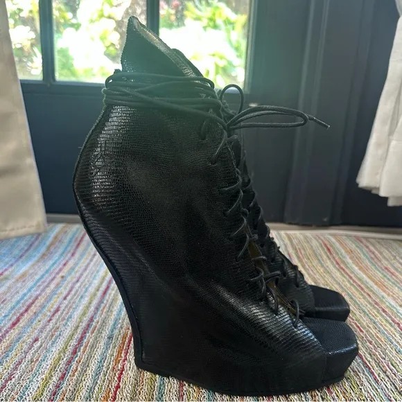 Fluevog LIKE NEW The LA Mulholland black Cairo lace-up wedge corset shoe -9.5/10