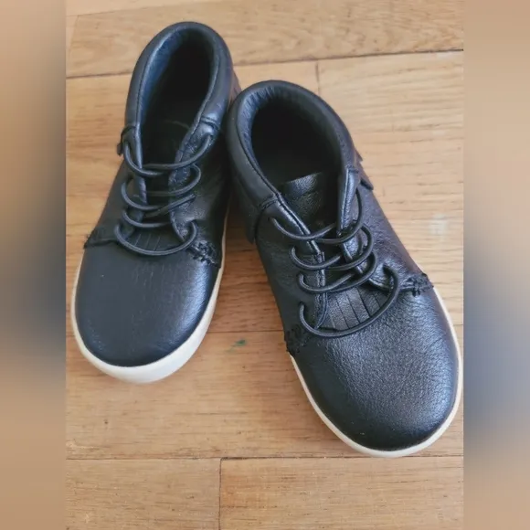 Freshly Picked Ebony Hard Sole Moccasins/Tennis Shoe,‎ Size 8 (Toddler)