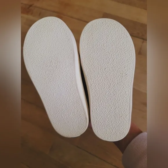Freshly Picked Ebony Hard Sole Moccasins/Tennis Shoe,‎ Size 8 (Toddler)
