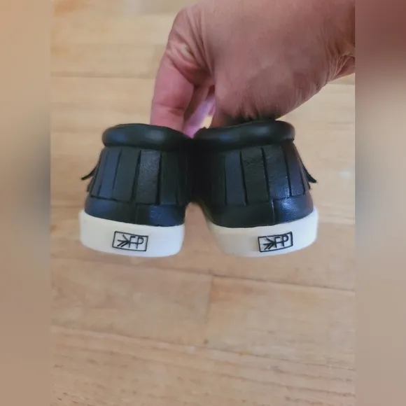 Freshly Picked Ebony Hard Sole Moccasins/Tennis Shoe,‎ Size 8 (Toddler)