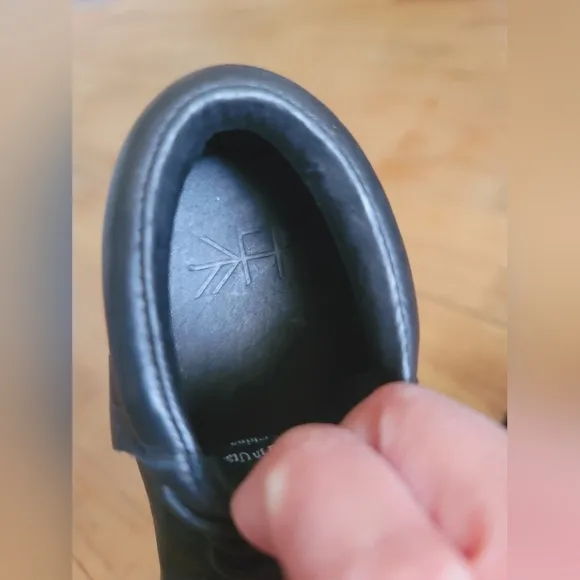 Freshly Picked Ebony Hard Sole Moccasins/Tennis Shoe,‎ Size 8 (Toddler)