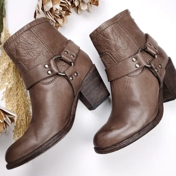 FRYE Brown Tan Distressed Heeled Leather Ankle Boots 5½ m