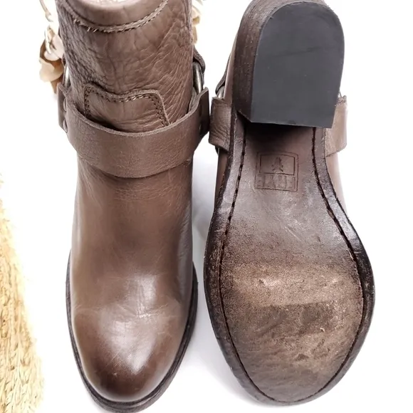FRYE Brown Tan Distressed Heeled Leather Ankle Boots 5½ m
