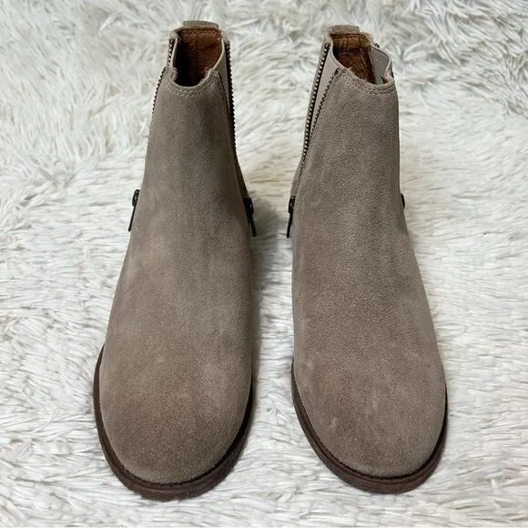 Frye Carly Zip Chelsea Flat Boots 7.5
