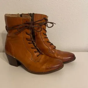 Frye Courtney Lace Up Cognac Brown Leather Heeled Combat Boots