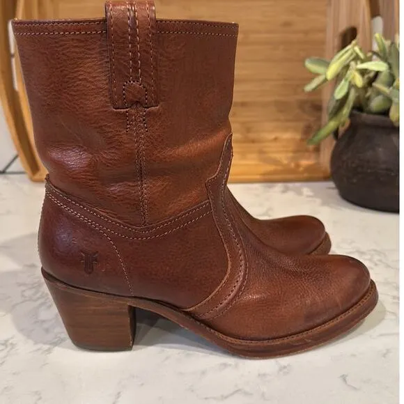 FRYE Jane Trapunto Stitched Leather Bootie Redwood Brown Heeled Boots 6.5 B