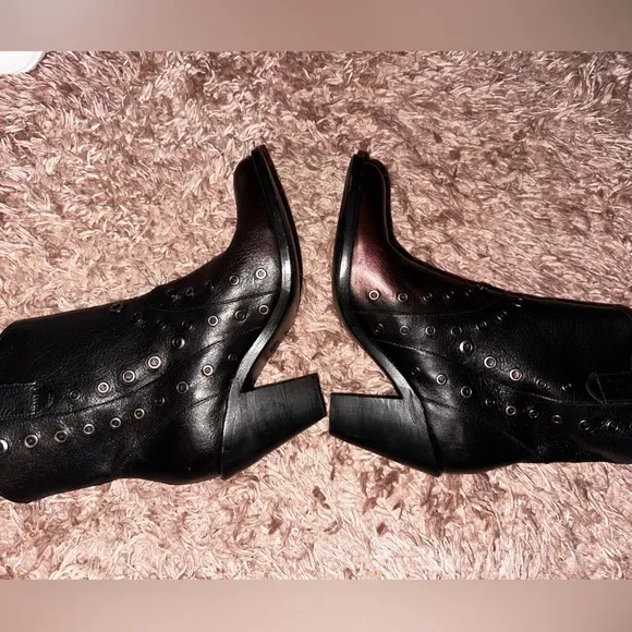 Frye Mustang Grommet Black and Red short Heeled Boots Western punk leather 7.5B