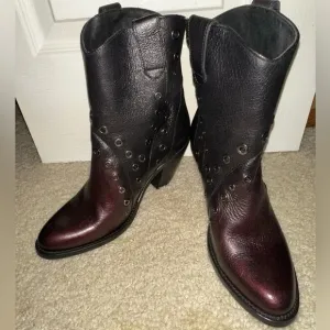 Frye Mustang Grommet Black and Red short Heeled Boots Western punk leather 7.5B