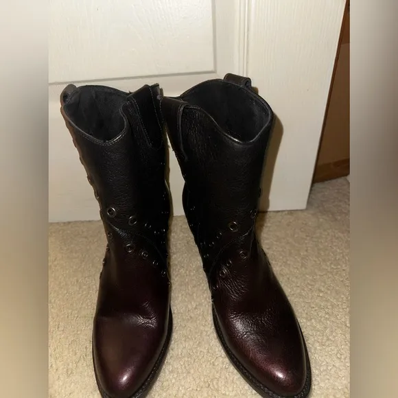 Frye Mustang Grommet Black and Red short Heeled Boots Western punk leather 7.5B